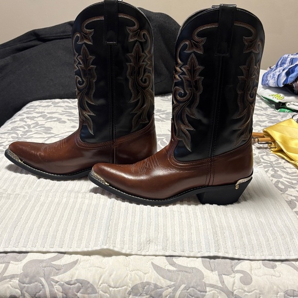 Stylish Two-Tone Western Boots - Picture 2 of 6